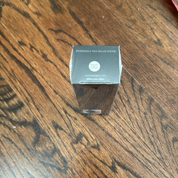 Microneedle face roller system to help build collagen and smooth fine lines - Picture 4 of 5